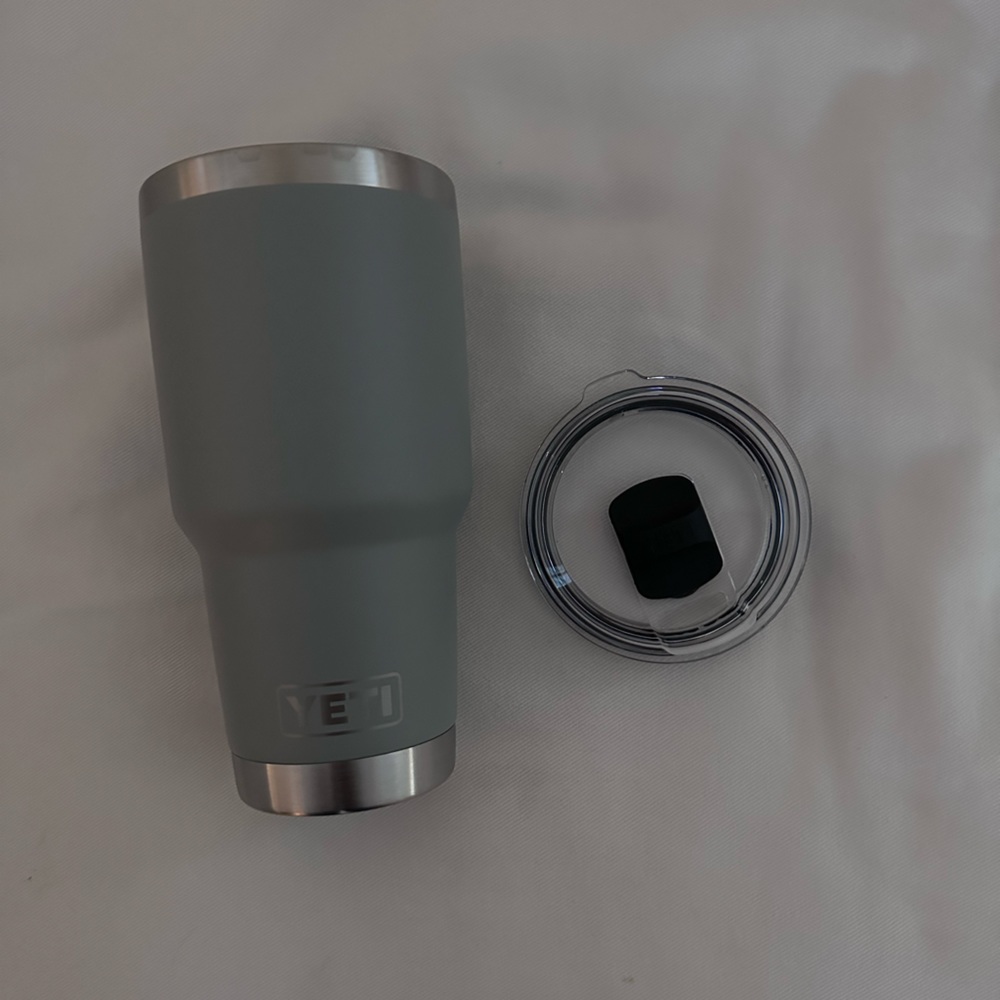 Yeti 30 oz tumbler grey with magnetic slide lid